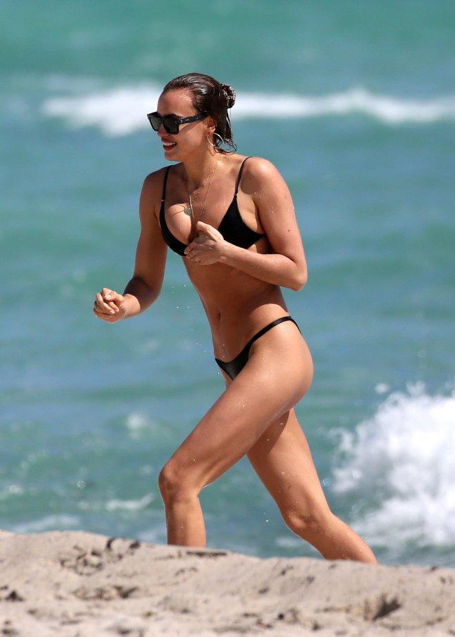 Oscar'daki 'Aşk Bakışı' Umrunda Değil! Irina Shayk, Bikinisiyle Sahili Kasıp Kavurdu