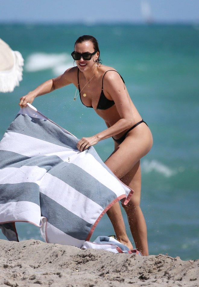 Oscar'daki 'Aşk Bakışı' Umrunda Değil! Irina Shayk, Bikinisiyle Sahili Kasıp Kavurdu