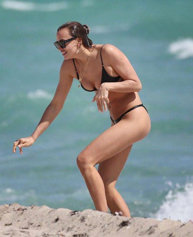 Oscar'daki 'Aşk Bakışı' Umrunda Değil! Irina Shayk, Bikinisiyle Sahili Kasıp Kavurdu
