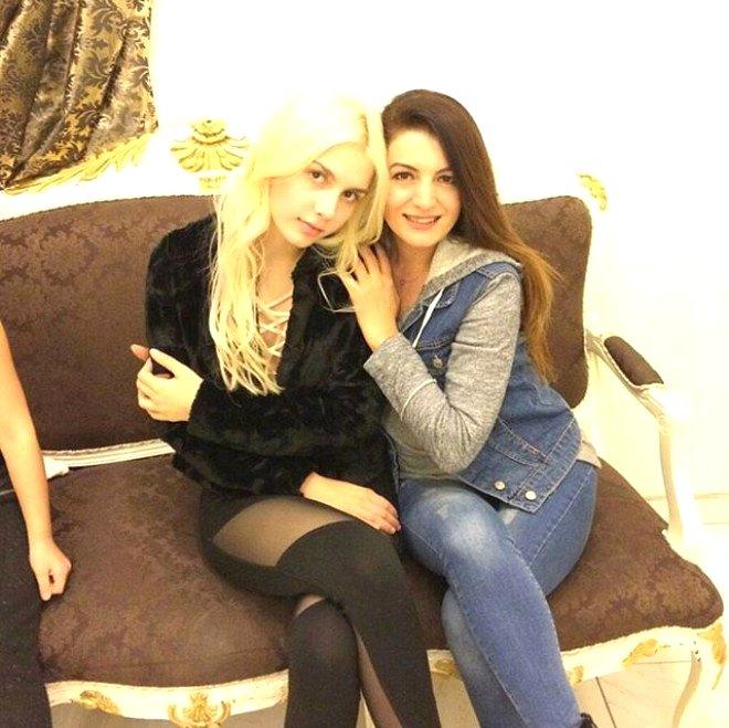 Avlu Dizisinin Deniz’i, Demet Evgar’ın Annesini Gören Kız Kardeşi..