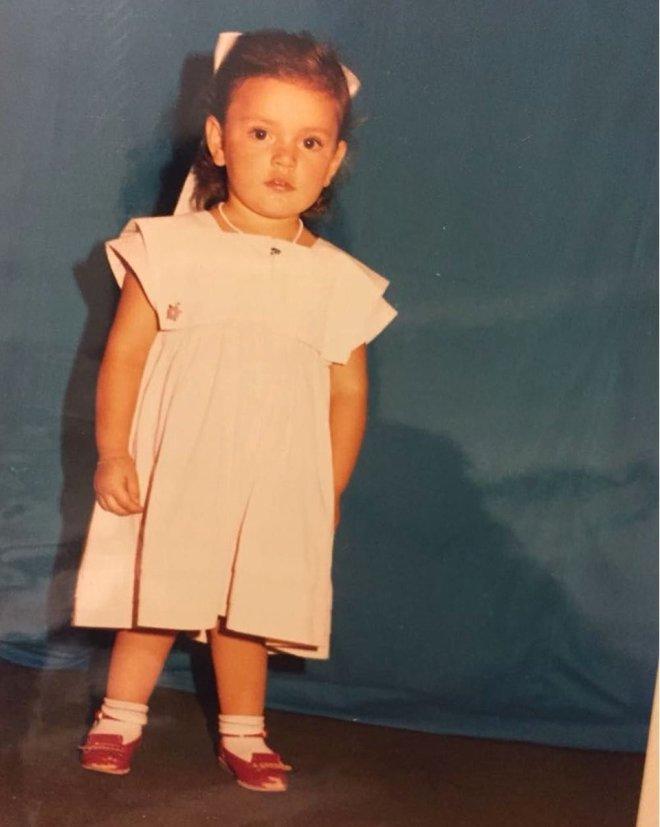 Fırfırlı Gömleğiyle Şiir Okuyan Bu Küçük Kız, Şimdilerde Magazin Gündemini Kasıp Kavuruyor!