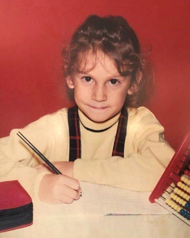 Fırfırlı Gömleğiyle Şiir Okuyan Bu Küçük Kız, Şimdilerde Magazin Gündemini Kasıp Kavuruyor!