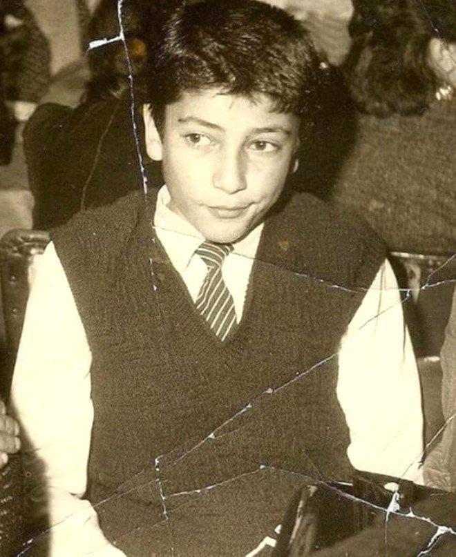 Fırfırlı Gömleğiyle Şiir Okuyan Bu Küçük Kız, Şimdilerde Magazin Gündemini Kasıp Kavuruyor!