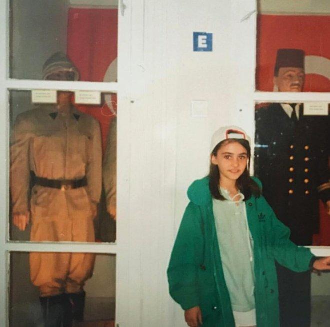 Fırfırlı Gömleğiyle Şiir Okuyan Bu Küçük Kız, Şimdilerde Magazin Gündemini Kasıp Kavuruyor!