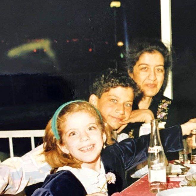 Fırfırlı Gömleğiyle Şiir Okuyan Bu Küçük Kız, Şimdilerde Magazin Gündemini Kasıp Kavuruyor!