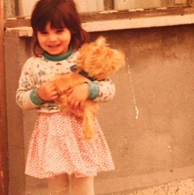 Fırfırlı Gömleğiyle Şiir Okuyan Bu Küçük Kız, Şimdilerde Magazin Gündemini Kasıp Kavuruyor!