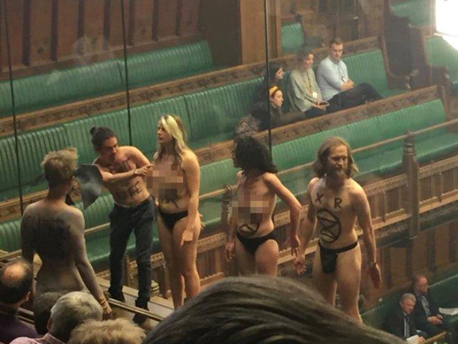 İngiliz Parlamentosunu Çıplak Protestocular Bastı!