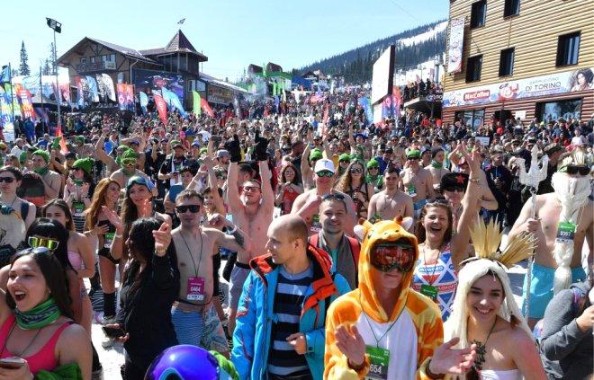 Rus Kızları, Festivalde Sınırları Zorladı! Yarı Çıplak Halde Kayak Yaptılar