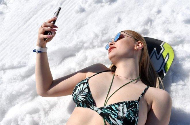 Rus Kızları, Festivalde Sınırları Zorladı! Yarı Çıplak Halde Kayak Yaptılar