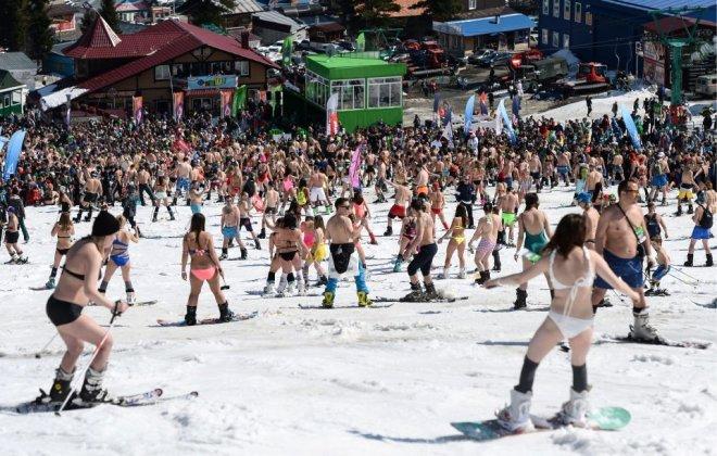 Rus Kızları, Festivalde Sınırları Zorladı! Yarı Çıplak Halde Kayak Yaptılar