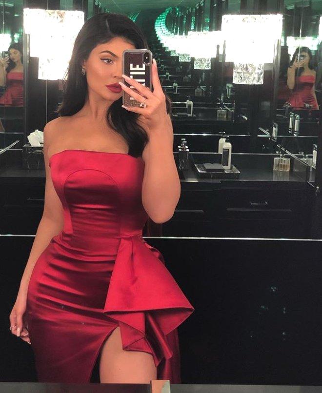 Kylie Jenner Süper Minisiyle Festivale Damga Vurdu!