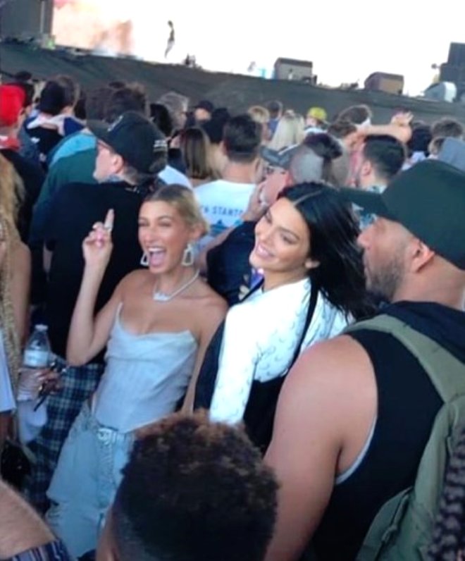 Kylie Jenner Süper Minisiyle Festivale Damga Vurdu!