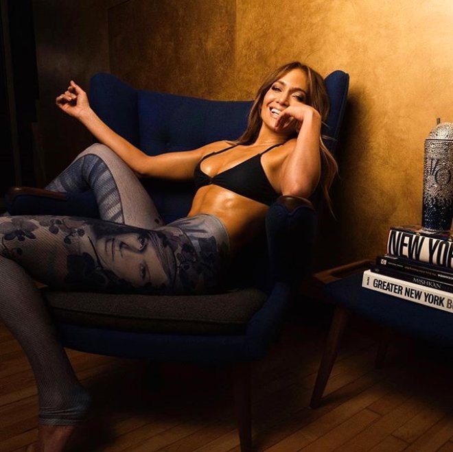 Jennifer Lopez, Derin Dekolteli Mayo Pozuyla Takipçilerini Büyüledi!