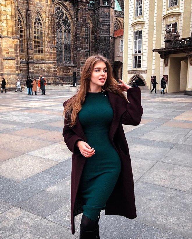 Rusya Güzelini Seçti! Bir Bakan Bir Daha Bakıyor