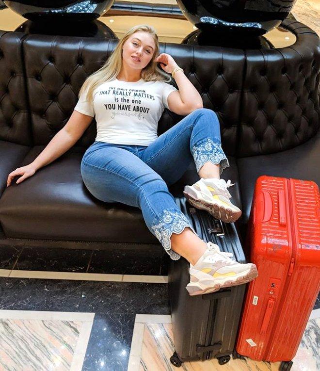 Büyük Beden Model Iskra Lawrence, Derin Yırtmacıyla Şaşı Etti!