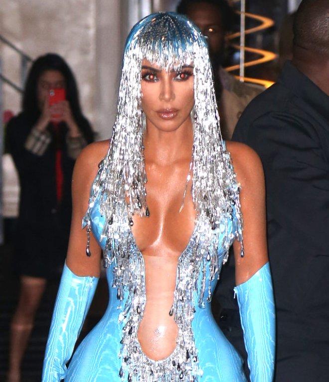 Kim Kardashian, Mavi Lastik Elbisesiyle Barbie Bebek Oldu!