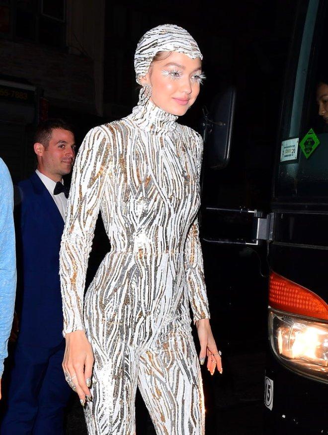 Kim Kardashian, Mavi Lastik Elbisesiyle Barbie Bebek Oldu!
