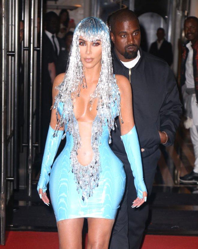 Kim Kardashian, Mavi Lastik Elbisesiyle Barbie Bebek Oldu!