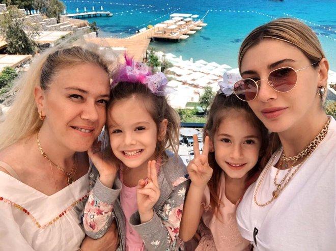 Beren Saat'ten Yeni Paylaşım: Benimle Kim Kaldı Acaba