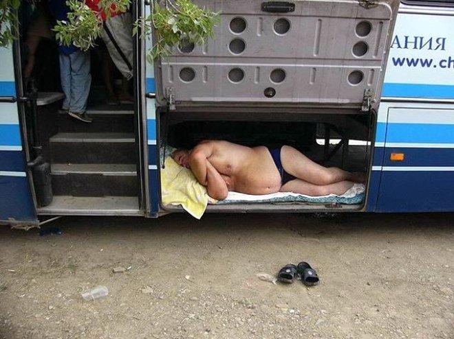 Metroda Silahıyla Oturan Teyze, Sosyal Medyayı Salladı