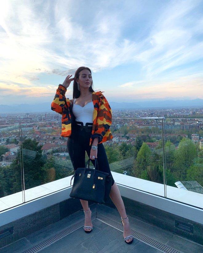 Ronaldo'nun model sevgilisi, derin bacak dekoltesiyle galaya damga vurdu