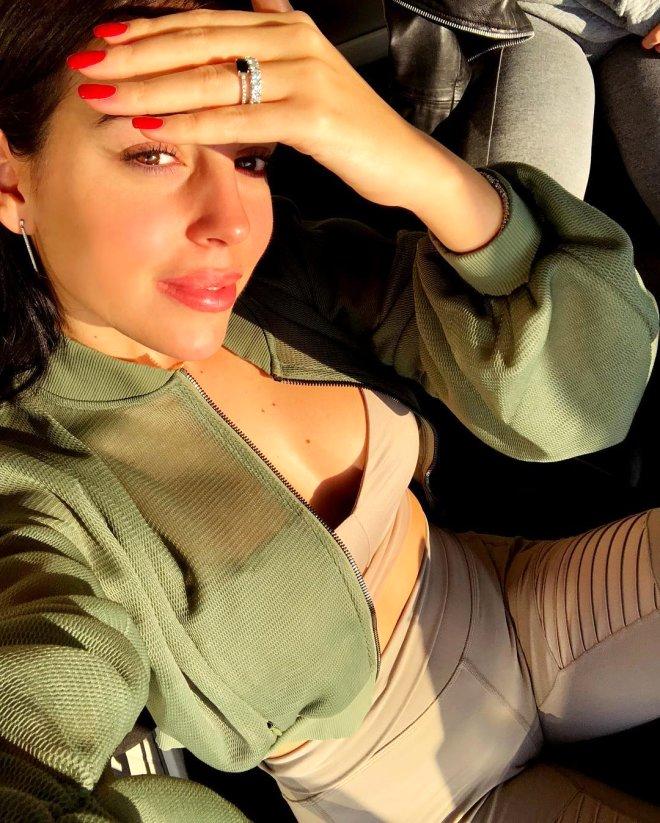 Ronaldo'nun model sevgilisi, derin bacak dekoltesiyle galaya damga vurdu
