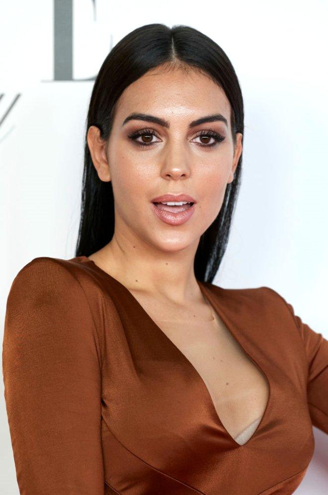 Ronaldo'nun model sevgilisi, derin bacak dekoltesiyle galaya damga vurdu