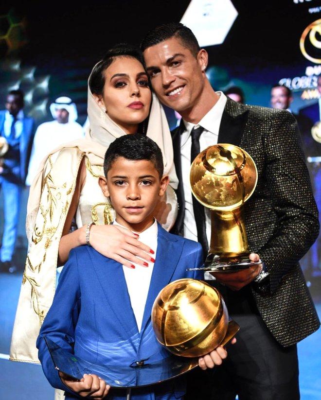 Ronaldo'nun model sevgilisi, derin bacak dekoltesiyle galaya damga vurdu