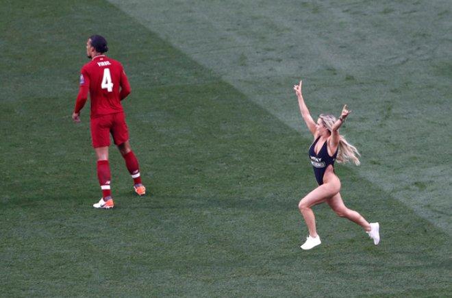 Sahaya mayoyla atlayan Wolanski'den itiraf: Liverpoollu futbolcular flörtleşmek istedi