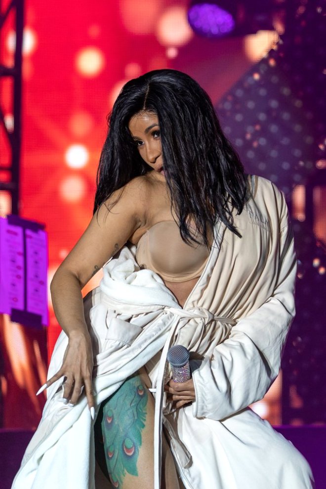 Böyle frikik görülmedi! Ünlü rap şarkıcısı Cardi B'nin kostümü, konserin ortasında patladı