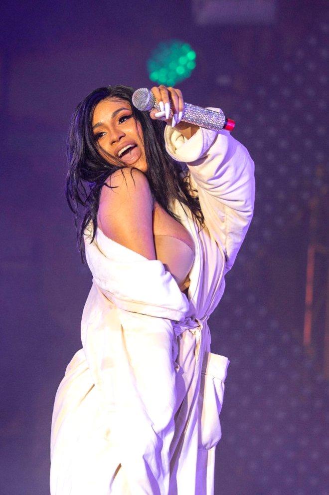 Böyle frikik görülmedi! Ünlü rap şarkıcısı Cardi B'nin kostümü, konserin ortasında patladı