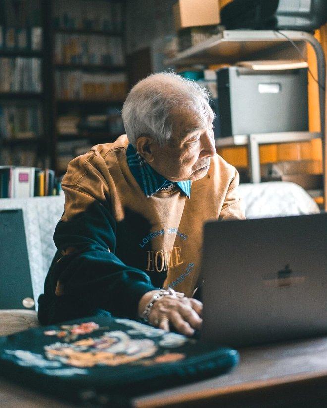 84 yaşındaki fenomen pozlarıyla olay oldu! Gençlere taş çıkarıyor
