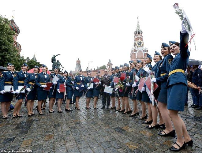 Bir bakan bir daha baktı! Rus kadın polisler kızıl meydanda şov yaptı