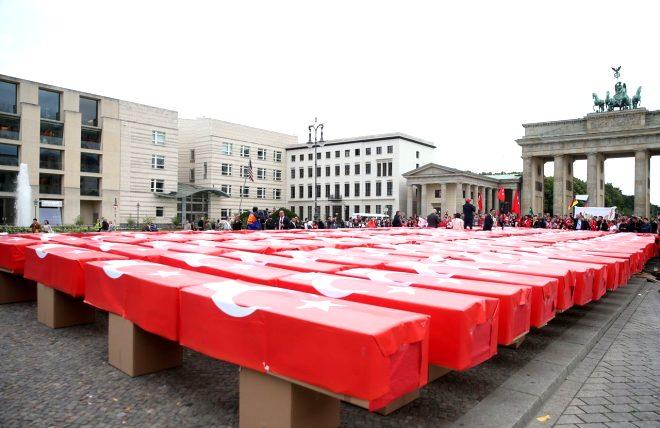 Almanya'nın başkentinde duygulandıran 15 Temmuz töreni: Türk bayrağına sarılı 251 tabut!