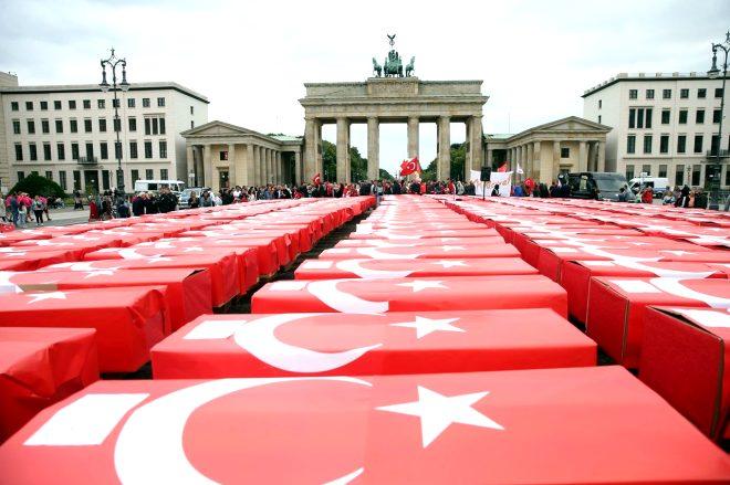 Almanya'nın başkentinde duygulandıran 15 Temmuz töreni: Türk bayrağına sarılı 251 tabut!