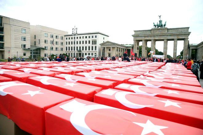 Almanya'nın başkentinde duygulandıran 15 Temmuz töreni: Türk bayrağına sarılı 251 tabut!