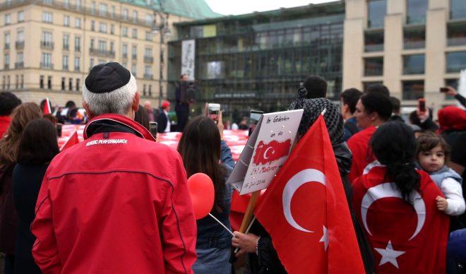 Almanya'nın başkentinde duygulandıran 15 Temmuz töreni: Türk bayrağına sarılı 251 tabut!