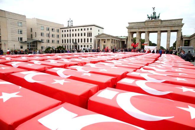 Almanya'nın başkentinde duygulandıran 15 Temmuz töreni: Türk bayrağına sarılı 251 tabut!