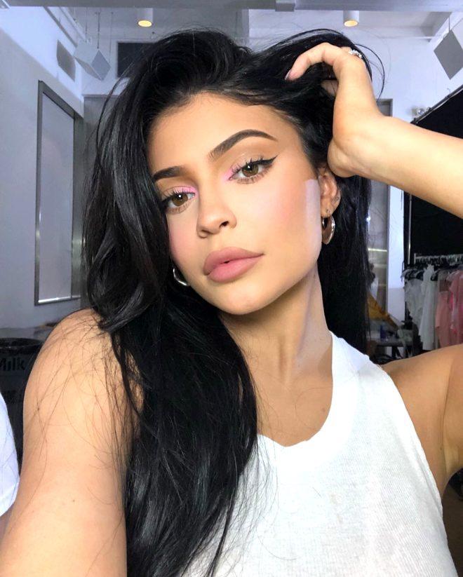 Kylie Jenner'dan olay poz! Markası için çırılçıplak soyundu