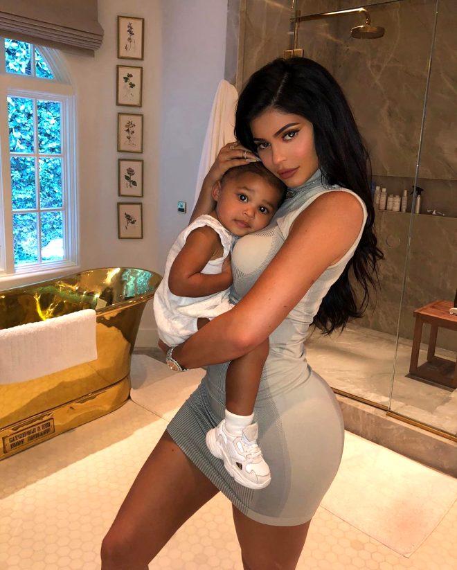 Kylie Jenner'dan olay poz! Markası için çırılçıplak soyundu
