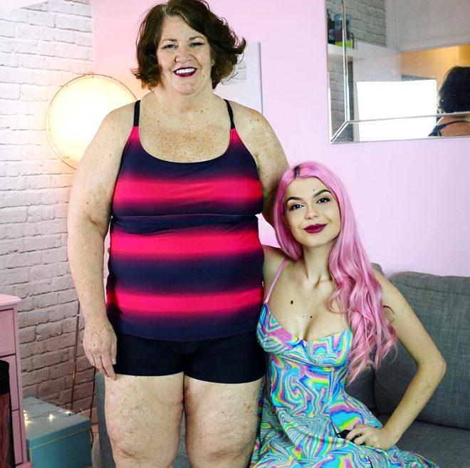 24 yaşındaki güzel YouTuber, 61 yaşındaki kız arkadaşıyla evlendi