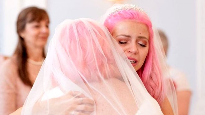 24 yaşındaki güzel YouTuber, 61 yaşındaki kız arkadaşıyla evlendi