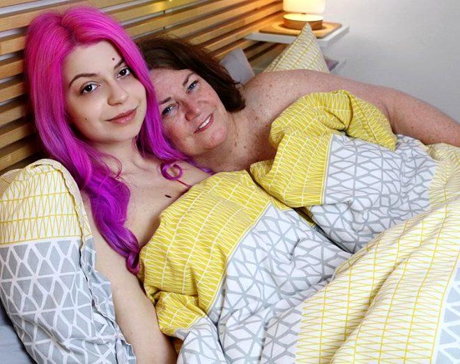 24 yaşındaki güzel YouTuber, 61 yaşındaki kız arkadaşıyla evlendi