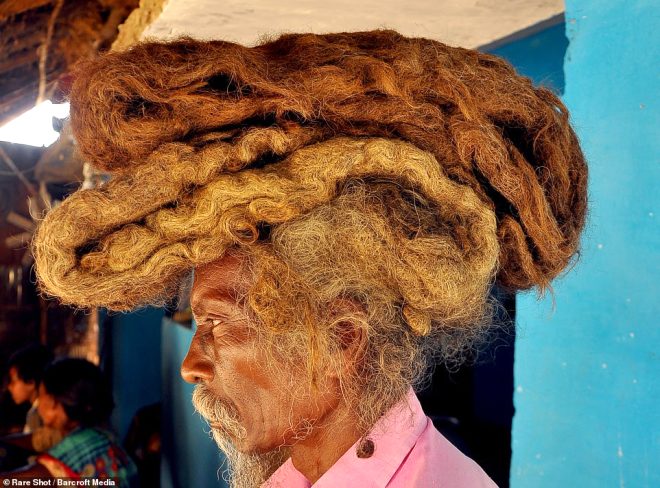 40 yıldır saçını ne yıkıyor ne de kesiyor! Sebebi şoke edici