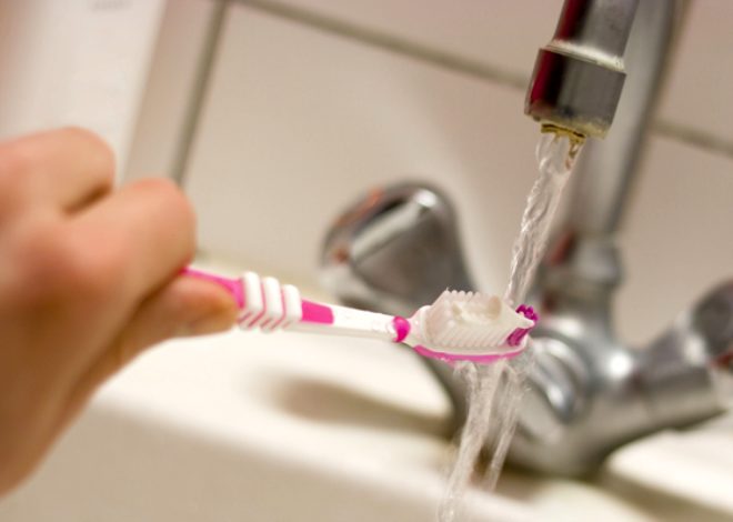 Dişinizi fırçaladıktan sonra su ile sakın durulamayın! İşte diş fırçalarken yaptığımız 10 hata