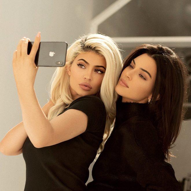 Kendall & Kylie Jenner kardeşler, kendi giyim markaları için üstsüz poz verdi!