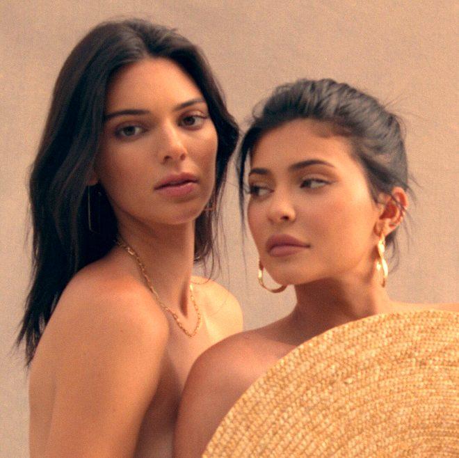 Kendall & Kylie Jenner kardeşler, kendi giyim markaları için üstsüz poz verdi!