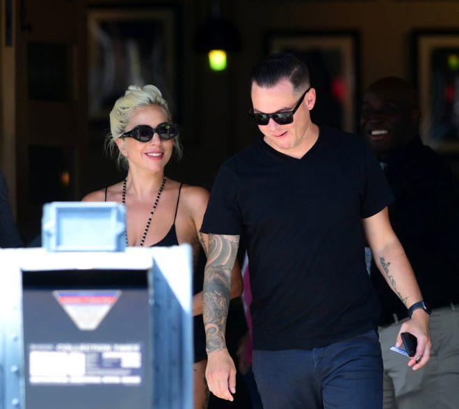 Oscar romantizminin yerinde yeller esiyor! Lady Gaga yeni sevgilisini öpücüklere boğdu