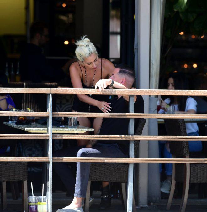 Oscar romantizminin yerinde yeller esiyor! Lady Gaga yeni sevgilisini öpücüklere boğdu