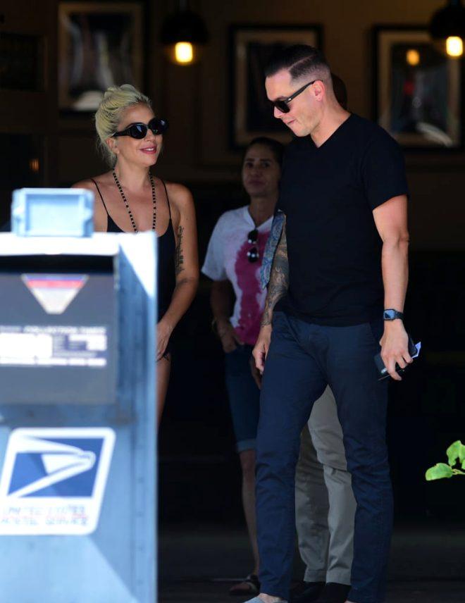 Oscar romantizminin yerinde yeller esiyor! Lady Gaga yeni sevgilisini öpücüklere boğdu